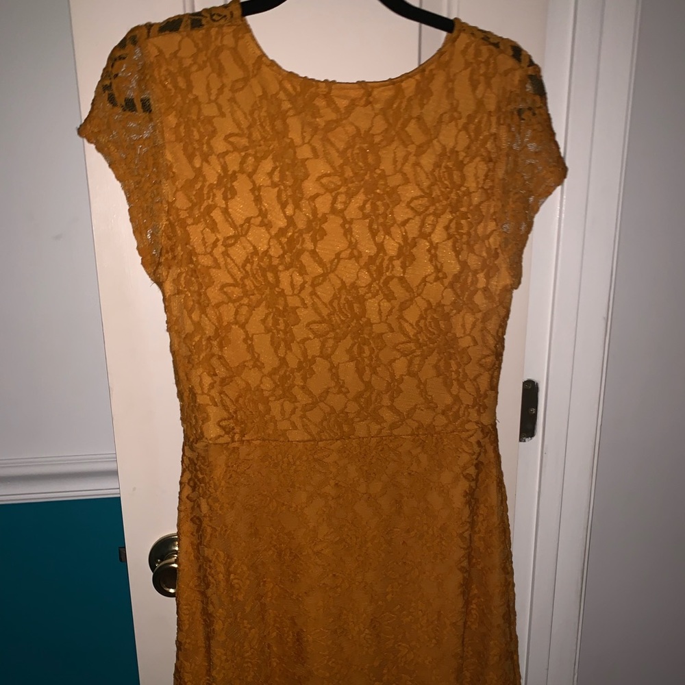 Short yellow dress with floral pattern Never worn